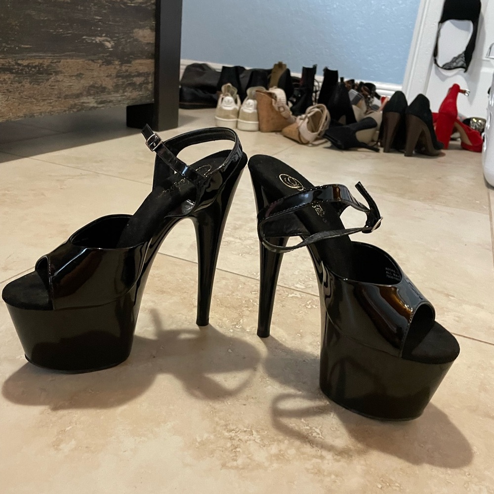 Size 7.5 women’s platform heels. Almost new! Barely worn twice ;)